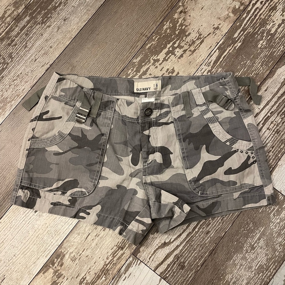 Old Navy cotton camo short with grommet detail. Size 6.